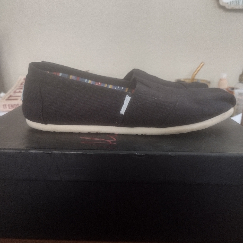 Toms - Picture 2 of 5